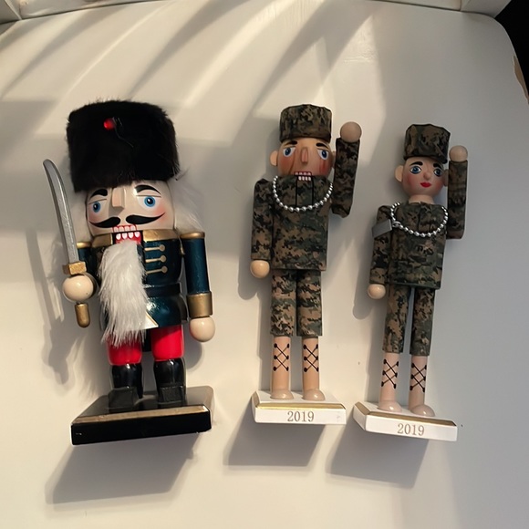 Nutcrackers Set of 3 - Picture 2 of 3